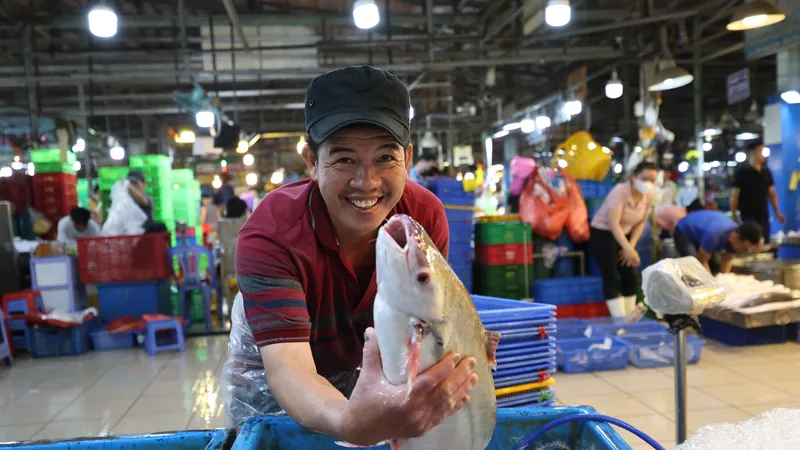 Tiểu thương tại chợ đầu mối nông sản thực phẩm Bình Điền