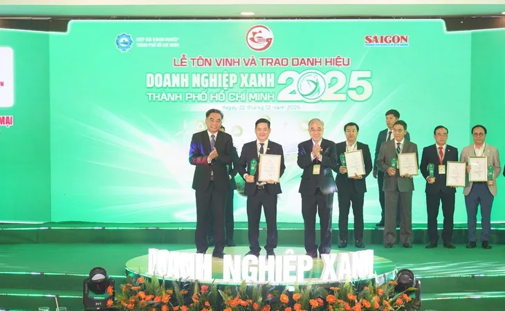 Ông Lâm Quốc Thanh, Tổng giám đốc SATRA (thứ hai từ trái sang) tại lễ tôn vinh các Doanh nghiệp xanh TPHCM năm 2025