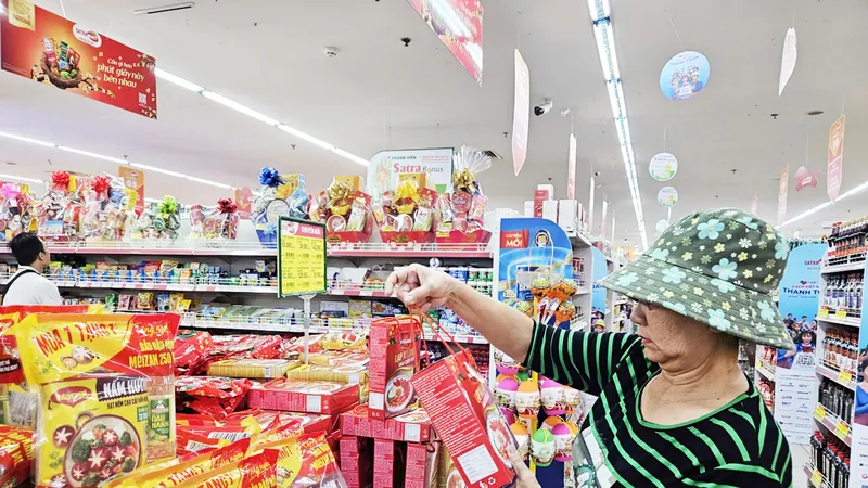 Khách hàng mua sắm tại hệ thống bán lẻ SATRA