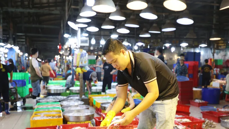Tiểu thương tại chợ đầu mối nông sản thực phẩm Bình Điền