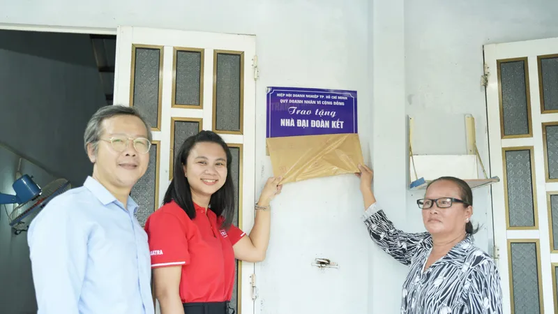 Đại diện Tổng công ty Thương mại Sài Gòn trao tặng nhà Đại đoàn kết cho hộ gia đình khó khăn tại xã An Thới Đông, TPHCM