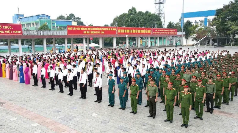Toàn thể cán bộ, công chức, viên chức, lực lượng vũ trang trên địa bàn phường Bến Cát tham dự buổi lễ chào cờ và phát động phong trào thi đua yêu nước 2026 