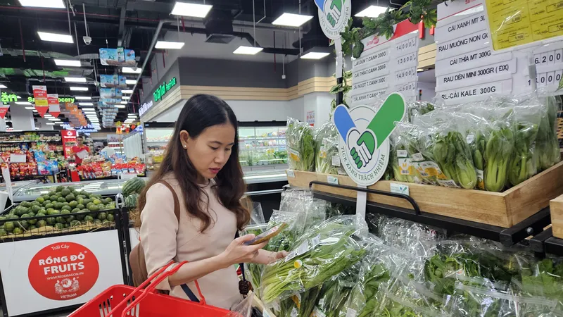Khách chọn hàng hóa tại siêu thị Satramart Phong Phú