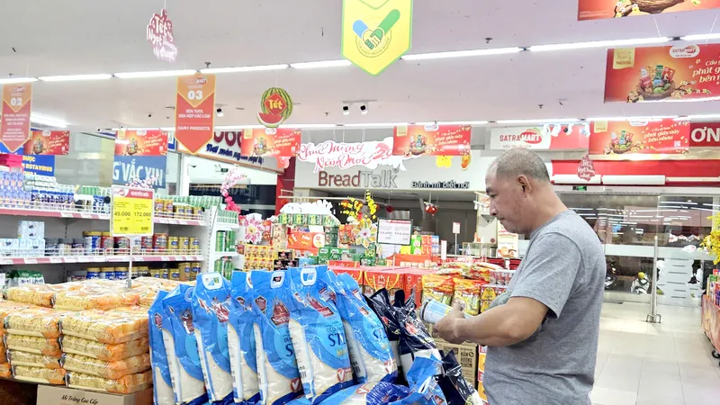 Khách hàng mua sắm đầu năm tại Satramart siêu thị Sài Gòn