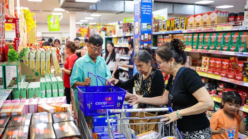 Khách hàng mua sắm tại Co.opmart tận dụng ưu đãi để tiết kiệm chi tiêu gia đình