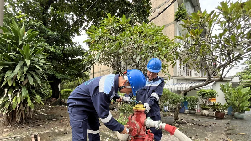 Nhân viên ngành cấp nước TPHCM kiểm tra các trụ nước cứu hỏa 