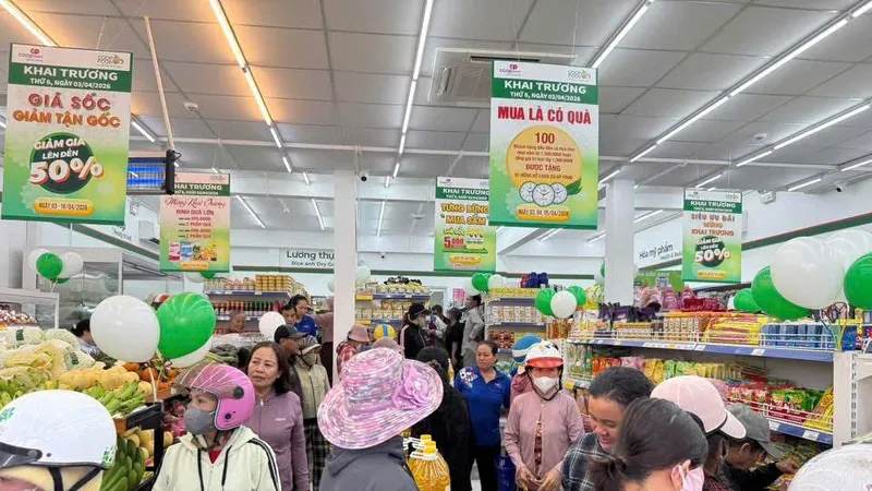Co.op Food Thanh Hà thu hút khách mua sắm