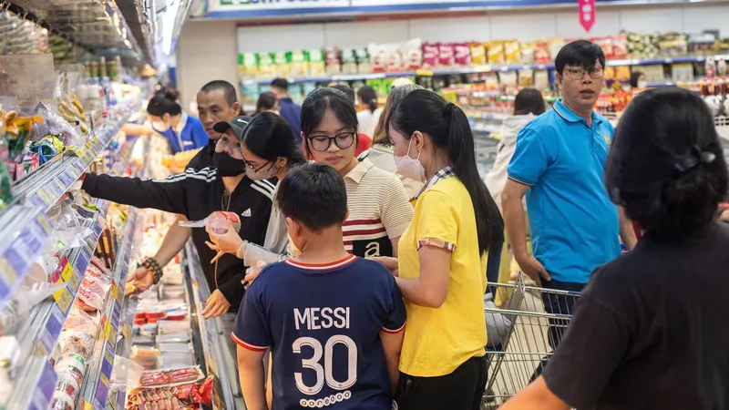 Khách hàng chọn mua thực phẩm tại một siêu thị Co.opmart, TPHCM
