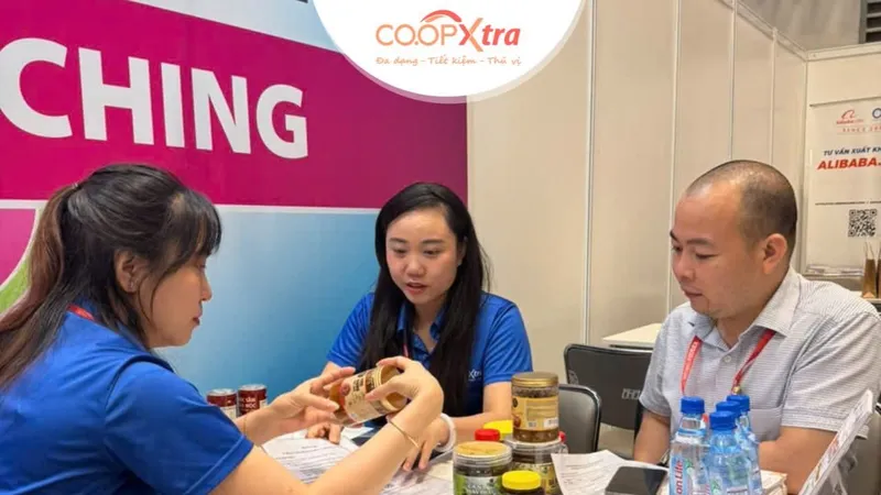 Nhân viên Saigon Co.op làm việc với các doanh nghiệp có nhu cầu cung ứng hàng vào hệ thống