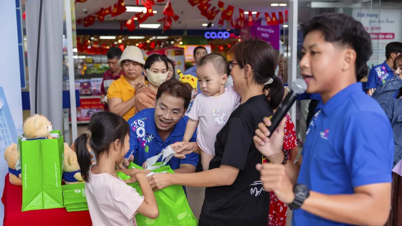 Người dân được khuyến khích sử dụng túi thân thiện môi trường khi mua sắm