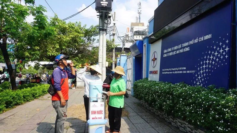 Bình nước miễn phí đặt trước trụ sở Công ty Điện lực An Phú Đông