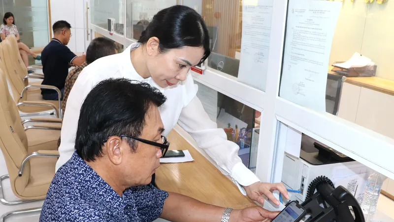 Nhân viên Công ty CP Cấp nước Nhà Bè hướng dẫn người dân thực hiện các giao dịch trên môi trường số