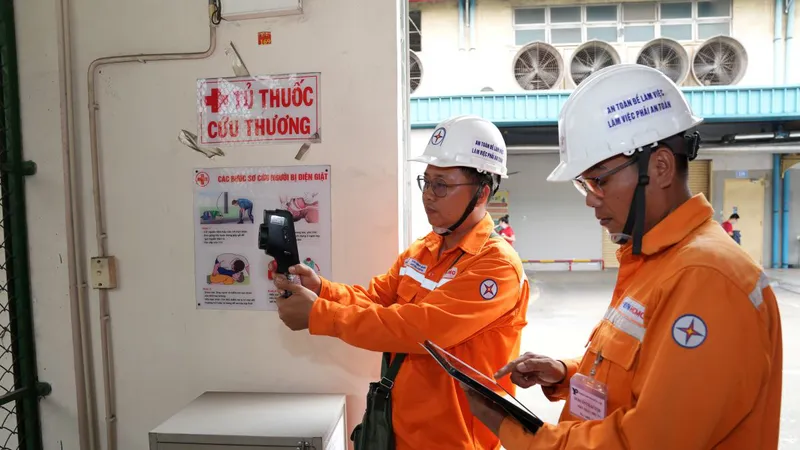 Nhân viên ngành điện TPHCM kiểm tra an toàn điện