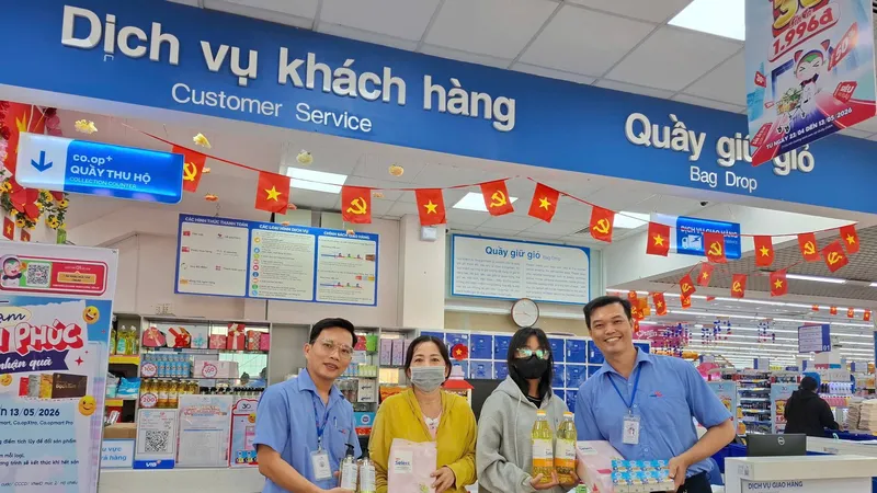 Khách hàng hào hứng đổi quà tại một siêu thị Co.opmart