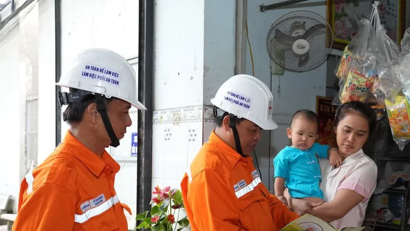 Nhân viên EVNHCMC tuyên truyền tiết kiệm điện đến các hộ dân