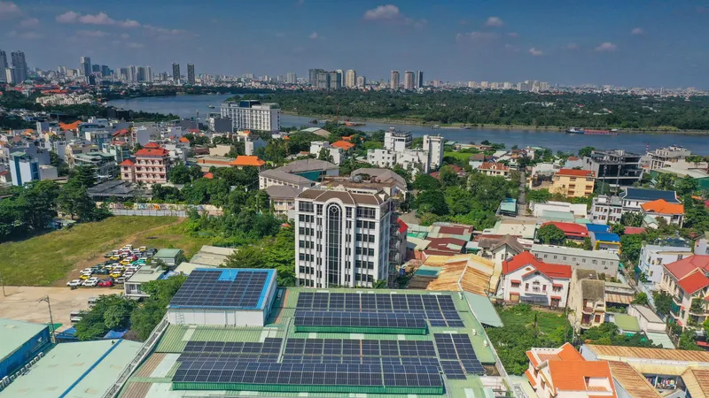 Từ đầu năm đến nay, tại TPHCM có 2.400 khách hàng lắp đặt hệ thống điện mặt trời mái nhà (Ảnh: QUANG ĐỊNH)