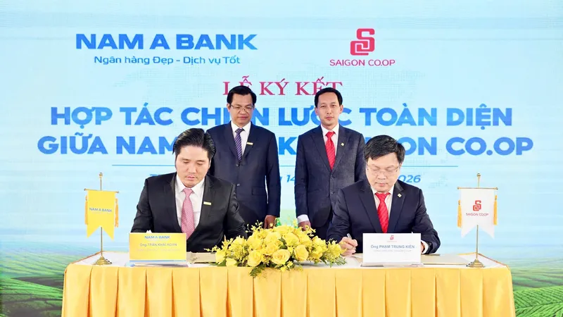 Ông Phạm Trung Kiên, Tổng Giám đốc Saigon Co.op (phải) ký kết hợp tác với đại diện lãnh đạo Ngân hàng TMCP Nam Á