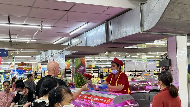 Khách hàng lựa chọn thực phẩm tươi sống tại Saigon Co.op cho bữa ăn gia đình ngày hè