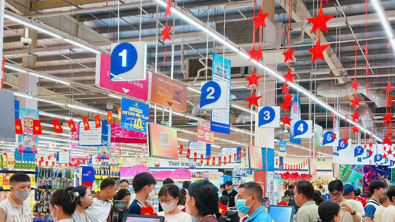 Khách hàng tham quan mua sắm tại hệ thống Co.opmart