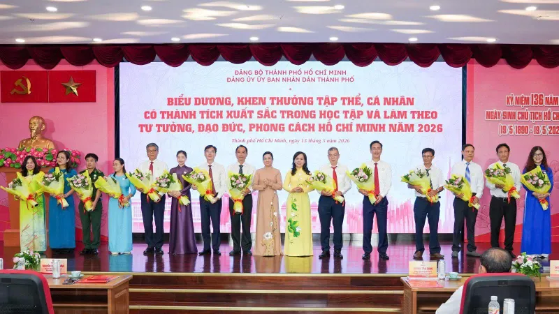Ông Nguyễn Văn Thanh, Phó Bí thư Đảng ủy, Tổng Giám đốc EVNHCMC (thứ 6 từ phải sang), đại diện Đảng bộ EVNHCMC nhận hoa biểu dương tập thể tiêu biểu trong học tập và làm theo tư tưởng, đạo đức, phong cách Hồ Chí Minh