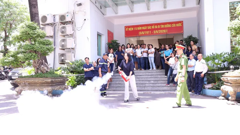 Người lao động SAWACO thực hành chữa cháy trong buổi tập huấn