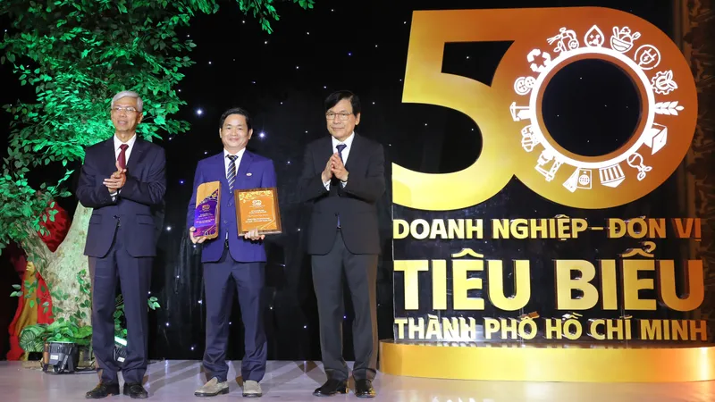 Ông Lâm Quốc Thanh (giữa), Tổng Giám đốc SATRA tại Lễ vinh danh 50 doanh nghiệp, đơn vị tiêu biểu TPHCM