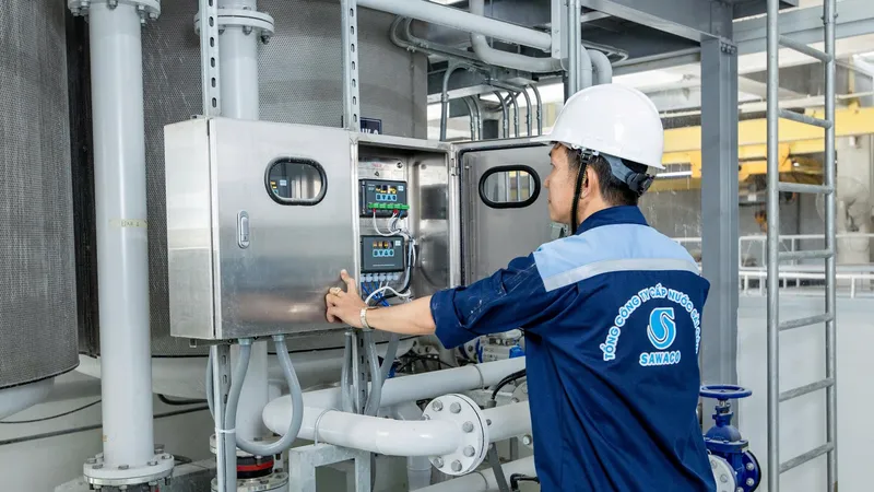 Công nhân Nhà máy nước Thủ Đức kiểm tra hệ thống máy móc tại nhà máy (ẢNH: ĐINH BÍCH)
