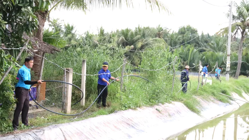  Nhân viên SAWACO kéo đường ống cấp nước đến các hộ dân ở khu vực nông thôn