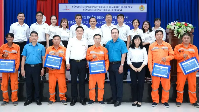 Ông Đỗ Đức Hùng, Chủ tịch Công đoàn Điện lực Việt Nam cùng lãnh đạo EVNHCMC thăm, tặng quà công nhân Công ty Điện lực Bến Cát