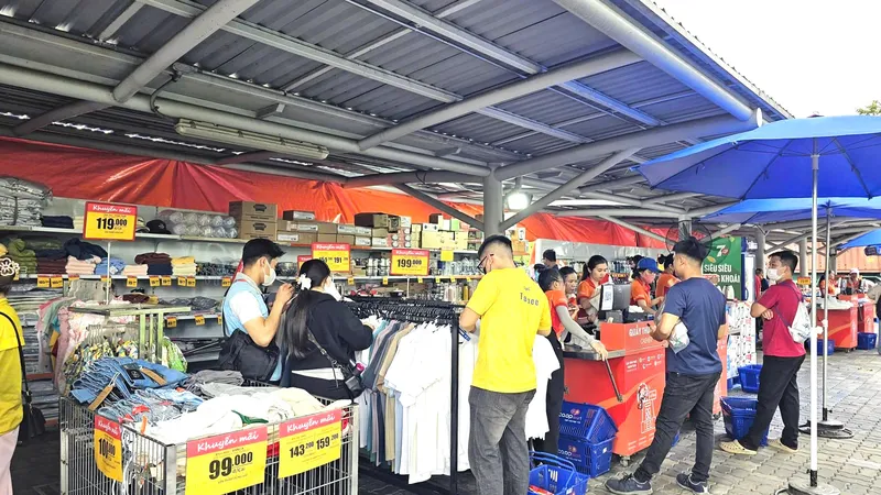 Công nhân SEHC mua sắm tại “Phiên chợ nghĩa tình”