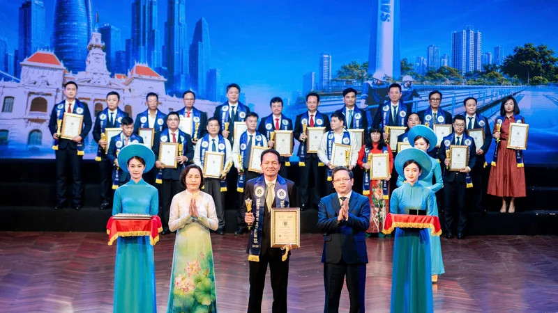 Ông Nguyễn Văn Đắng, Phó Tổng Giám đốc SAWACO - đại diện Tổng công ty nhận biểu trưng vinh danh tại chương trình
