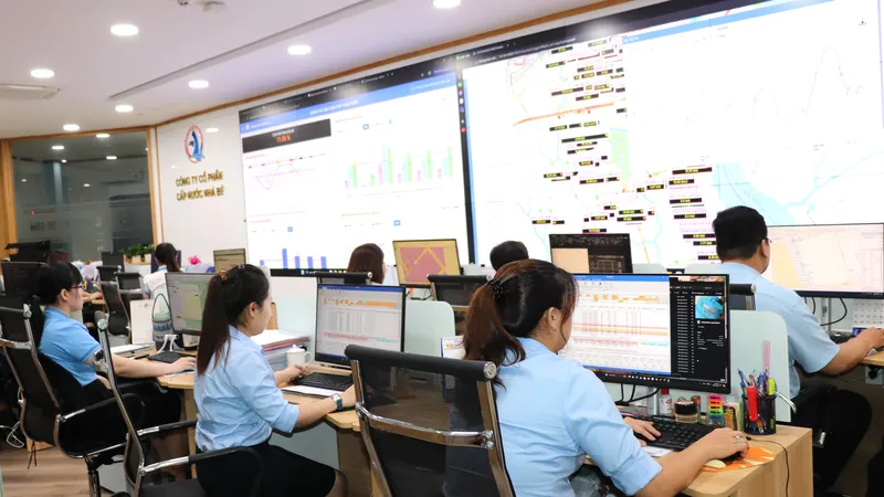 Nhân viên kỹ thuật Công ty CP Cấp nước Nhà Bè theo dõi các dữ liệu tại Phòng Quản lý điều hành cấp nước
