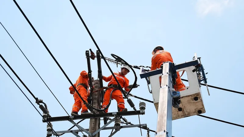 Công nhân ngành điện TPHCM kiểm tra trên lưới điện trung, hạ thế nhằm đảm bảo hệ thống vận hành an toàn