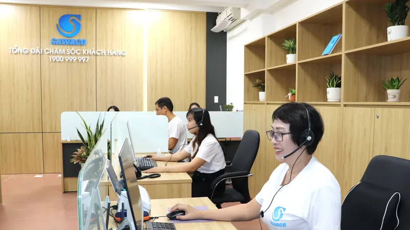 Nhân viên tổng đài chăm sóc khách hàng 1900.999.997 tiếp nhận và xử lý cuộc gọi, phản ánh của khách hàng