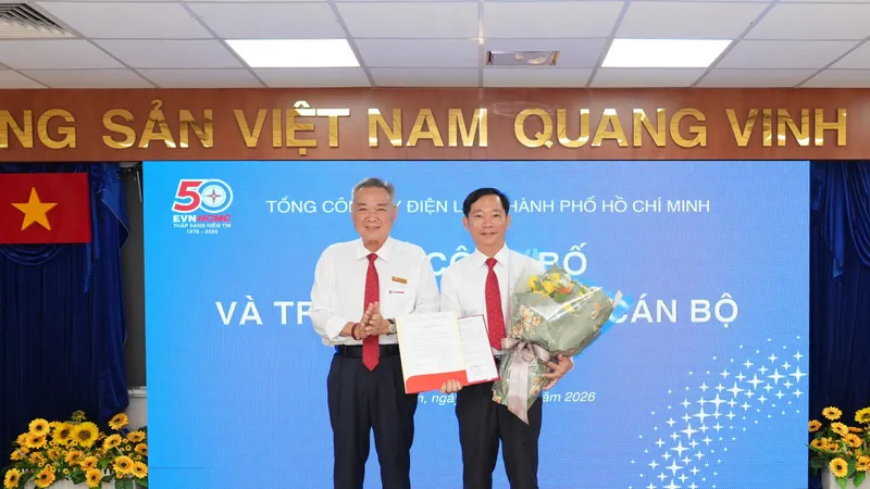 Ông Phạm Quốc Bảo, Bí thư Đảng ủy, Chủ tịch HĐTV EVNHCMC trao quyết định cho ông Lê Văn Đoàn