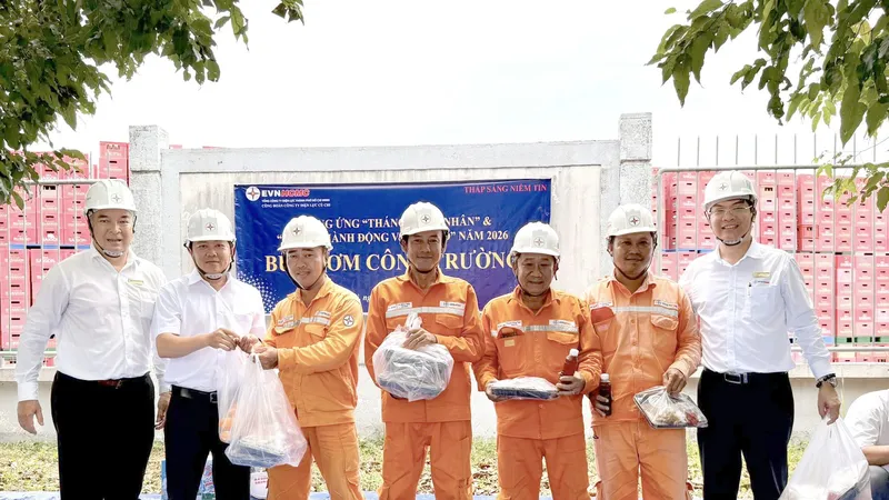 Lãnh đạo Công ty Điện lực Củ Chi và Ban Kỹ thuật EVNHCMC thăm hỏi, động viên nhân viên ngành điện làm việc tại công trường