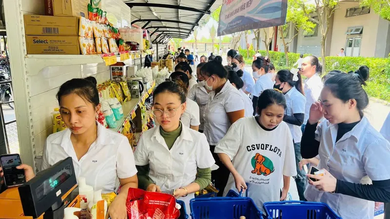 Công nhân Công ty May Việt Long Hưng mua hàng tại nhà máy