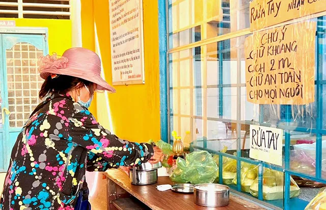 Bếp ăn khuyến học và bếp ăn dành cho người bán vé số: Nơi san sẻ yêu thương