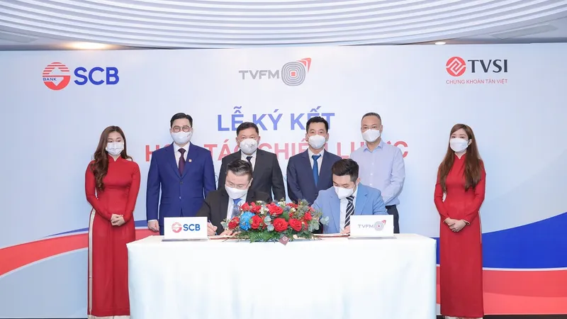 Ông Nguyễn Cửu Tính - Phó TGĐ SCB (bên trái) và Ông Nguyễn Trung Hiếu – TGĐ TVFM thực hiện nghi thức ký kết thỏa thuận hợp tác