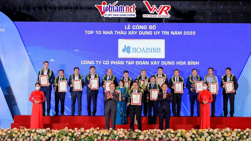 Tập đoàn Xây dựng Hòa Bình tiếp tục được vinh danh Top 1 Nhà thầu xây dựng uy tín 2022