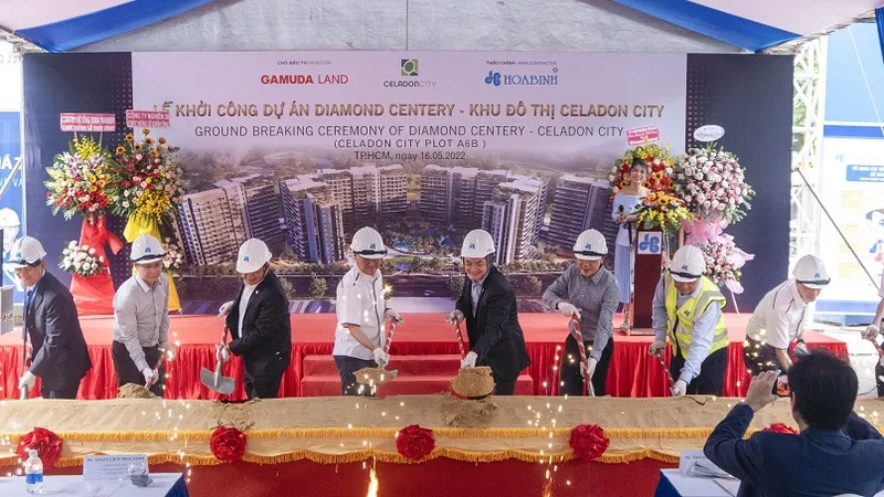 Các đại biểu thực hiện nghi thức khởi công