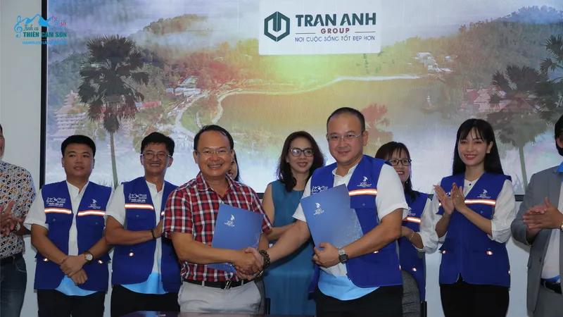 Trao tặng dự án thư viện lần thứ 13 “Tình ca Thiên Cấm sơn”