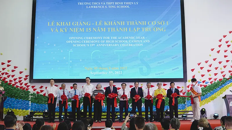 Ông Lê Viết Hải (ngoài cùng bên phải) - Chủ tịch Tập đoàn Xây dựng Hòa Bình cùng khách tham gia nghi thức cắt băng khánh thành trường
