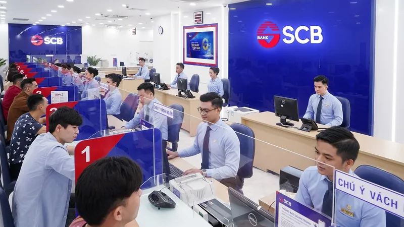 Khách hàng giao dịch tại ngân hàng SCB