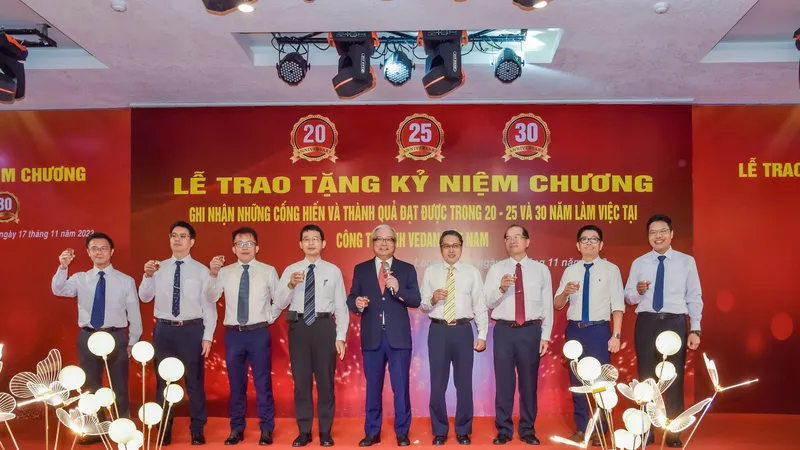 Ban giám đốc công ty chúc mừng CB-CNV nhận kỷ niệm chương năm 2022