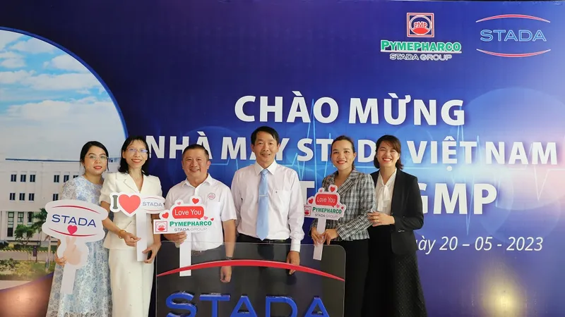 Các Khách mời chụp ảnh lưu niệm