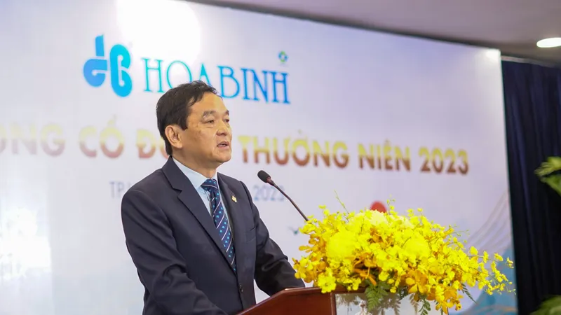Ông Lê Viết Hải, Chủ tịch HĐQT Tập đoàn Xây dựng Hòa Bình chia sẻ với các cổ đông tại đại hội