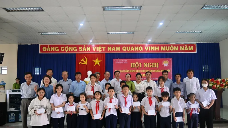Vedan Việt Nam trao tặng học bổng khuyến học và nhà Đại đoàn kết tại phường Mỹ Xuân