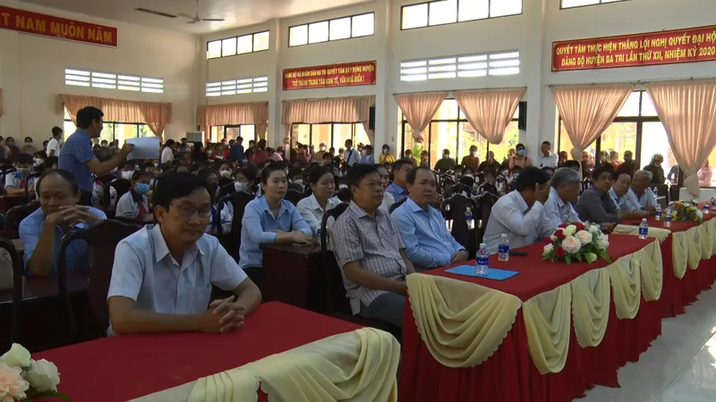 Công ty TNHH MTV Xổ số kiến thiết Bến Tre trao tặng 285 suất học bổng Hồ Hảo Hớn cho học sinh huyện Ba Tri