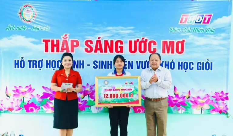 Công ty TNHH MTV XSKT Đồng Tháp trao học bổng “Thắp sáng ước mơ”